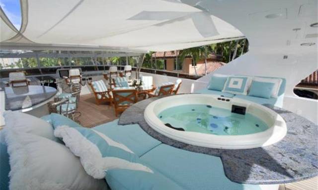 La Sirena yacht Flybridge with jacuzzi and full bar setup