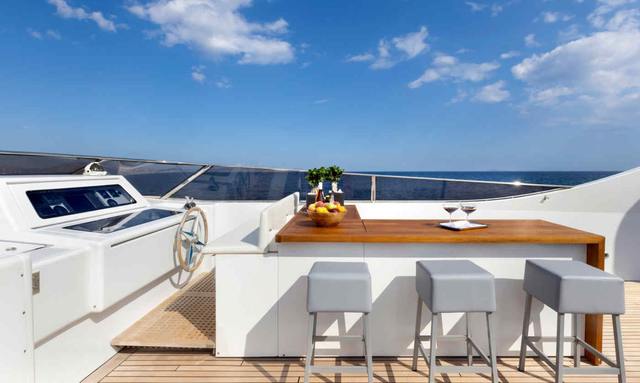 Bubbly yacht Sundeck Bar