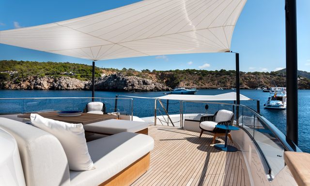AV1 yacht Private Owner's Deck Connection