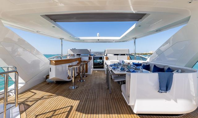 4Play yacht Expansive Flybridge