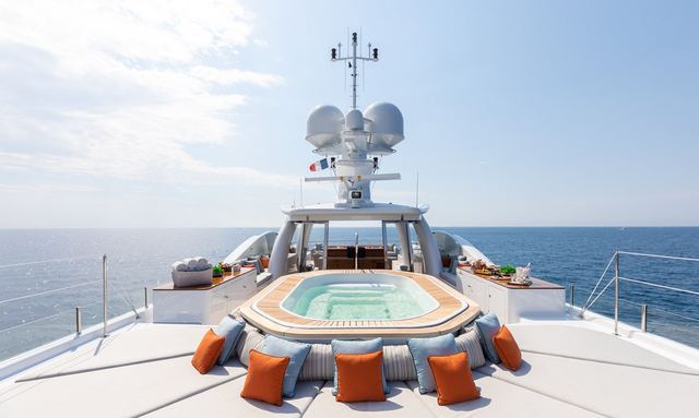 Lind yacht Raised Jacuzzi