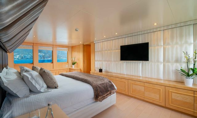 Atom yacht Luxury Owner's Stateroom