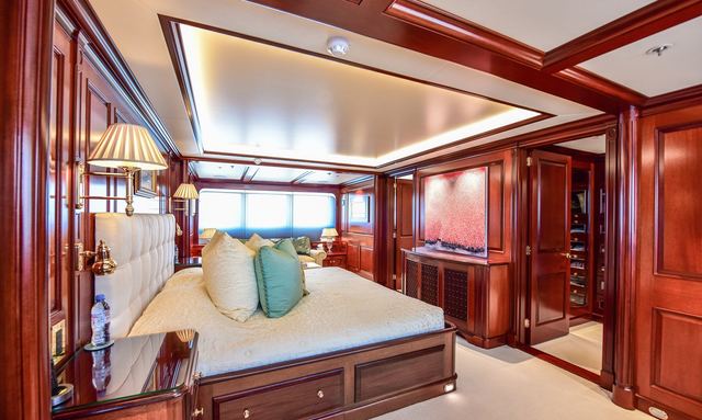 Halcyon yacht Full-Beam Owner Suite
