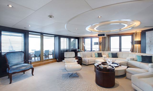 Marun yacht Extensive Glazing