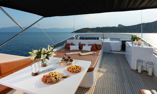 C Rock yacht Relaxed Flybridge with BBQ