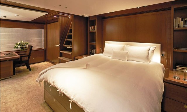 Ethereal yacht Full-Beam Master Suite