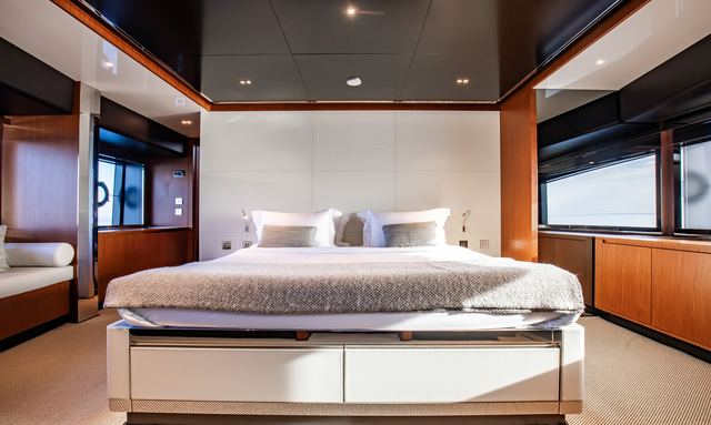 Mrs J yacht Full-Beam Main Deck Master