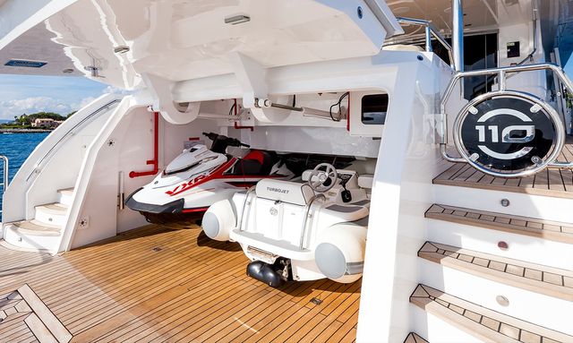 Amore yacht Multi-Level Stern
