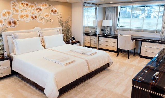 Alulim yacht Orchid-Themed Master Suite