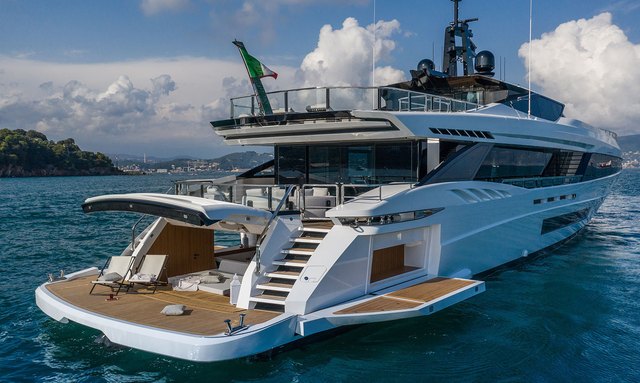 MA yacht Versatile Beach Club