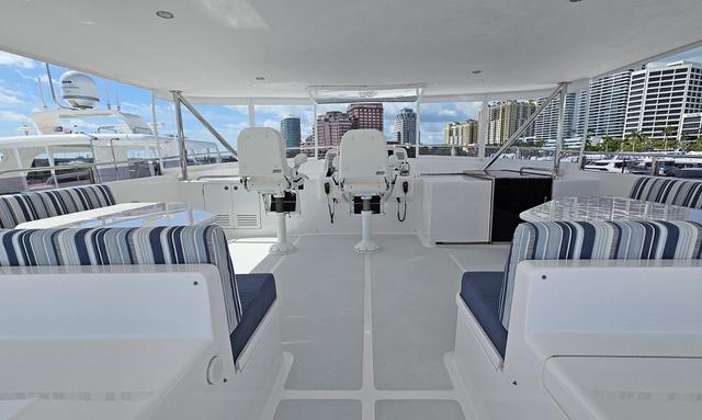 Never Land yacht Large Flybridge Deck