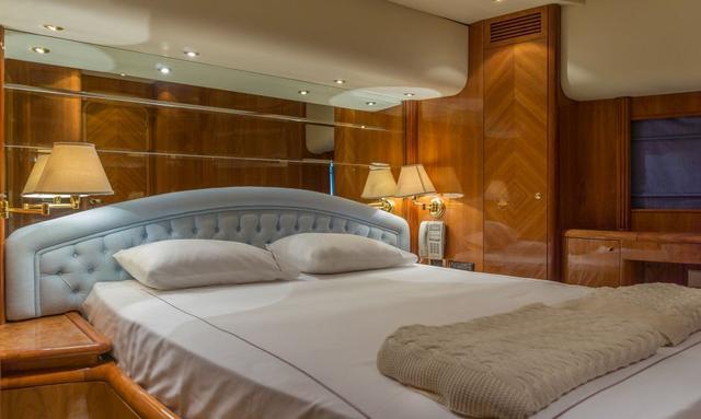 Stoli yacht Glossy Wood Walls