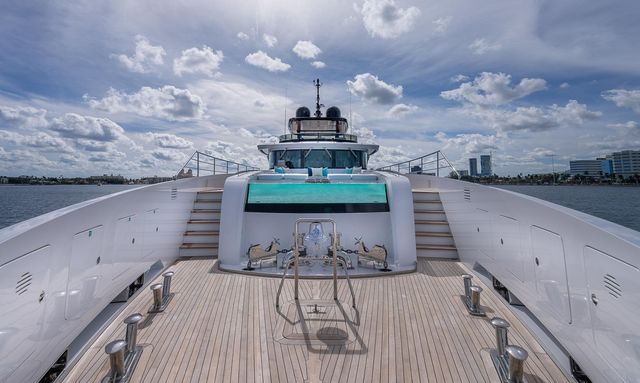 Miss America yacht Glass-Edged Foredeck Spa Pool