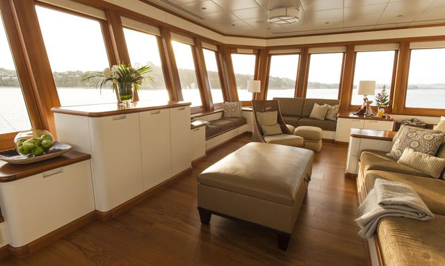 SuRi yacht Panoramic Lounges