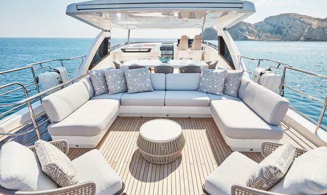 Adromelia yacht Vast flybridge deck