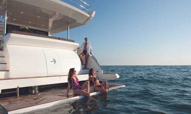 Sabi yacht Open aft cockpit with dual wet bars