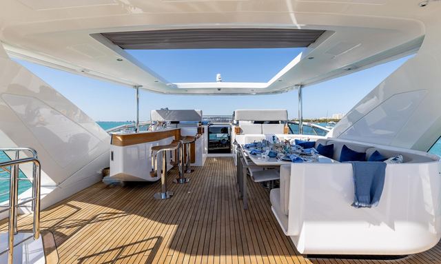 Captain Morgan II yacht Expansive Flybridge