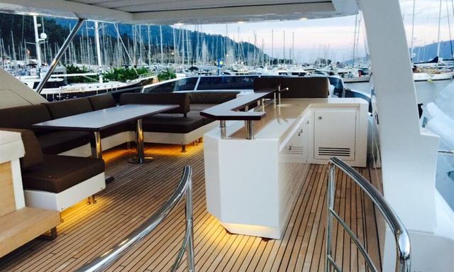 Hubo yacht Spacious Flybridge