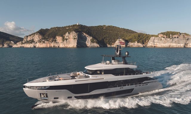 Luz de Mar yacht Semi-walkaround upper deck design