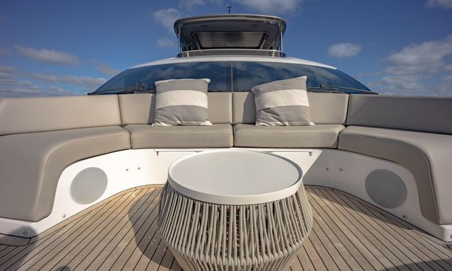 Escapement yacht Bow Lounging, Elevated