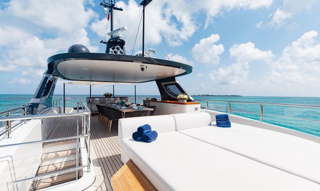 Grateful yacht Massive Sundeck