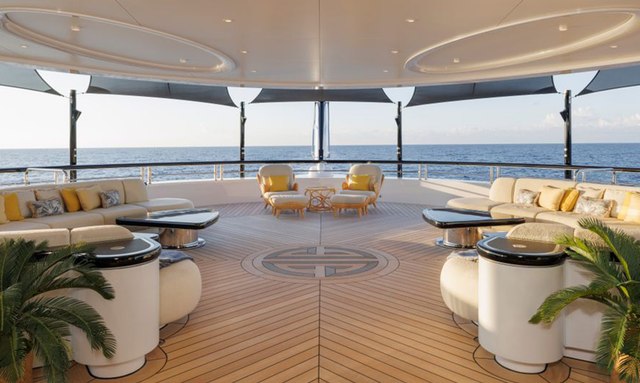 Ahpo yacht Large deck spaces