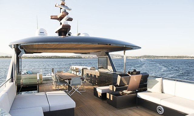 Saint V yacht Expansive Flybridge