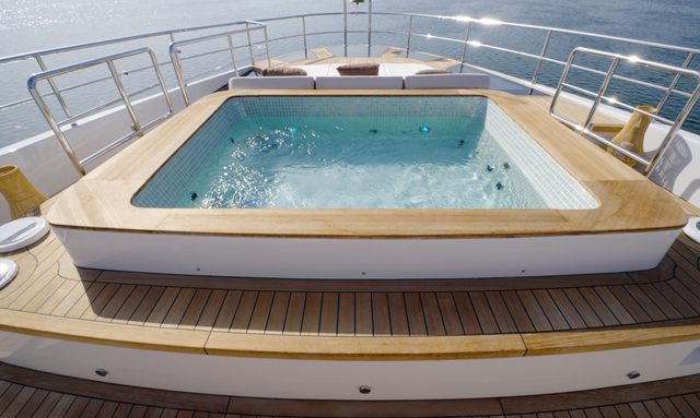 L'Onda yacht Foredeck Jacuzzi