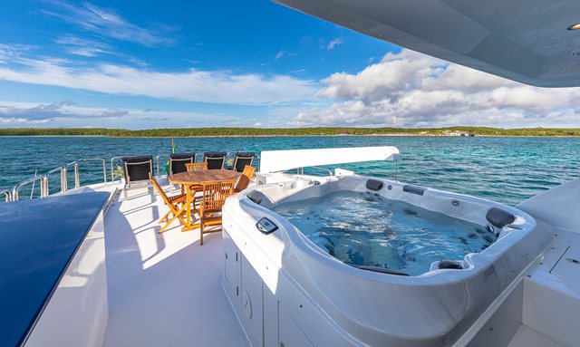 B Happy yacht Hot Tub Area