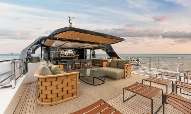 Maxima yacht Flybridge Entertainment Ready