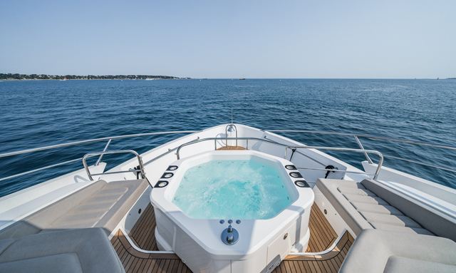 Noroader yacht Bow Jacuzzi Escape
