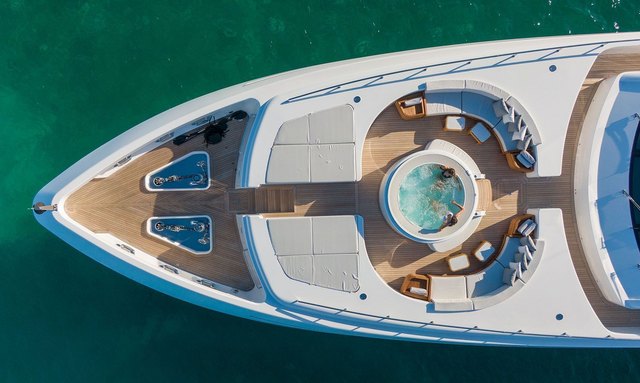 Bon Vivant yacht Foredeck Jacuzzi