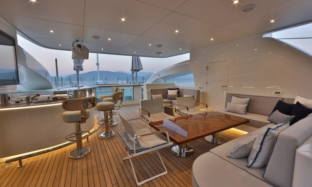 Quasar yacht Sundeck Party Hub