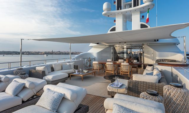 Oasis I yacht Vast Sun Deck