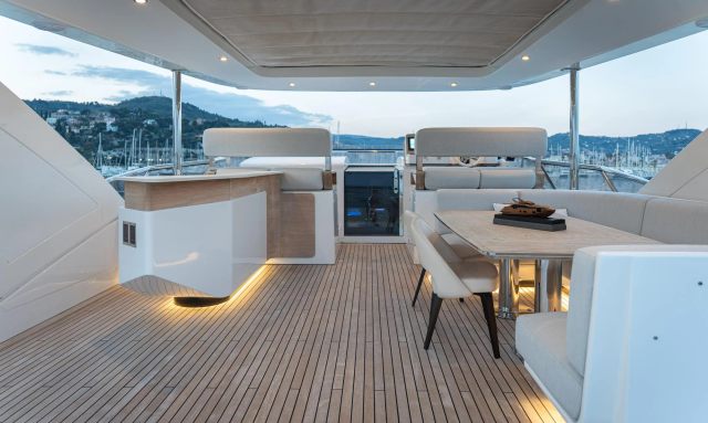 Dabmar yacht Flybridge Social Space