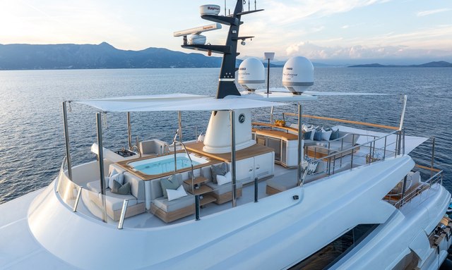 Zulu 3 yacht Flybridge