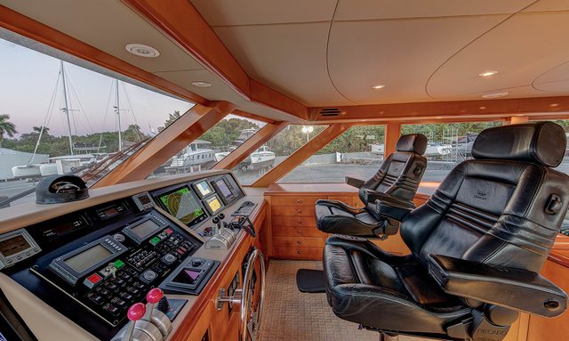 Leslie Marie yacht Enclosed Pilothouse
