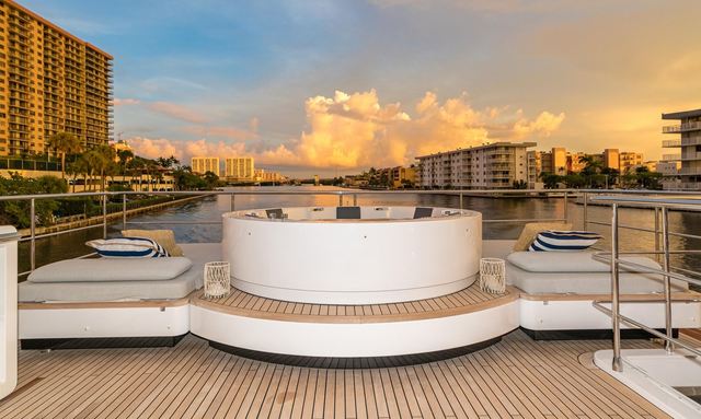 Cloud 9 yacht Huge Flybridge