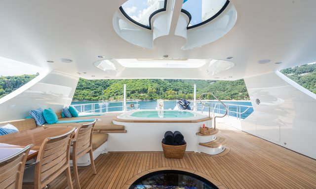 Serenity yacht Chic Sundeck Jacuzzi
