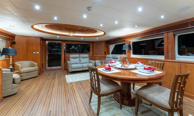 Un Wine yacht Spacious Interior