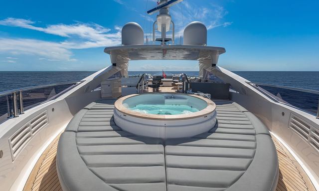 Meritum yacht Expansive Entertainment Decks