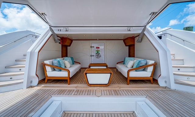 Deztination yacht Modern Beach Club