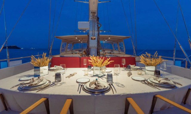 Almyra II yacht Flybridge Dining