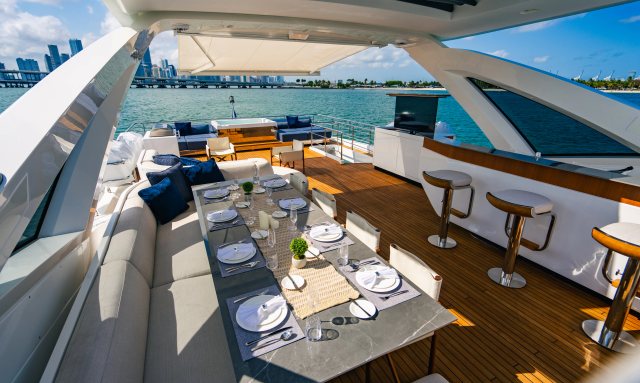 Carpe Diem yacht Versatile Flybridge