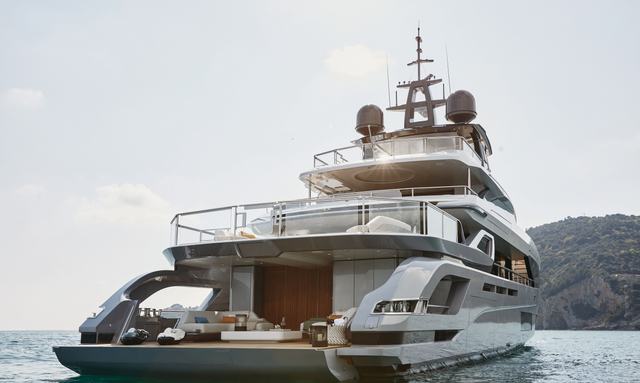 Blue Eyes yacht Full-height beach club with side garage