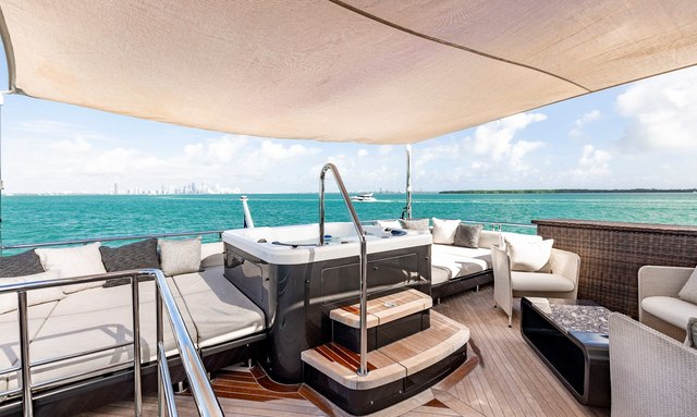 Luna yacht Sky Deck Jacuzzi