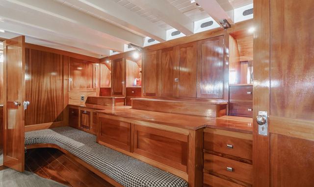 Sobre Las Olas yacht Hand-Finished Mahogany Interior