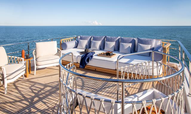 Sole yacht Recessed Upper Deck Structure