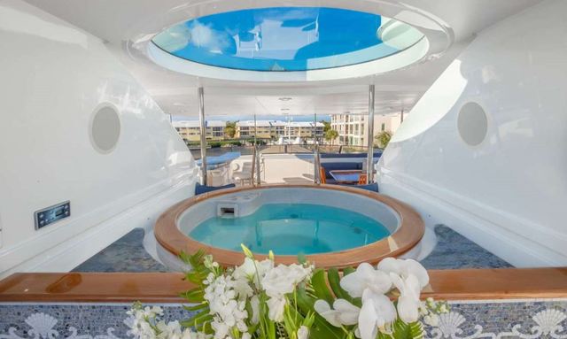 Miss Stephanie yacht Expansive Sundeck