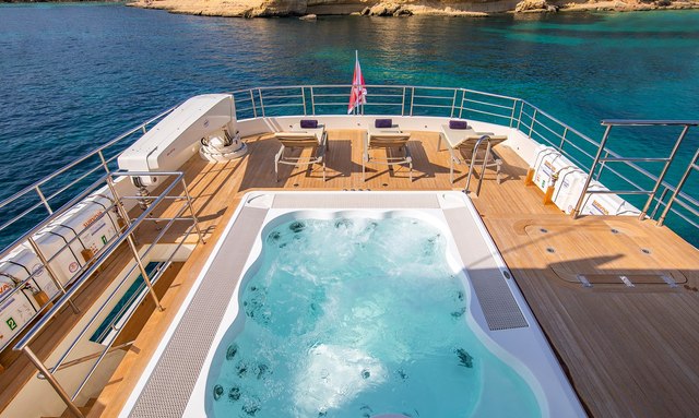 Nyla yacht Stern-Facing Hot Tub Deck